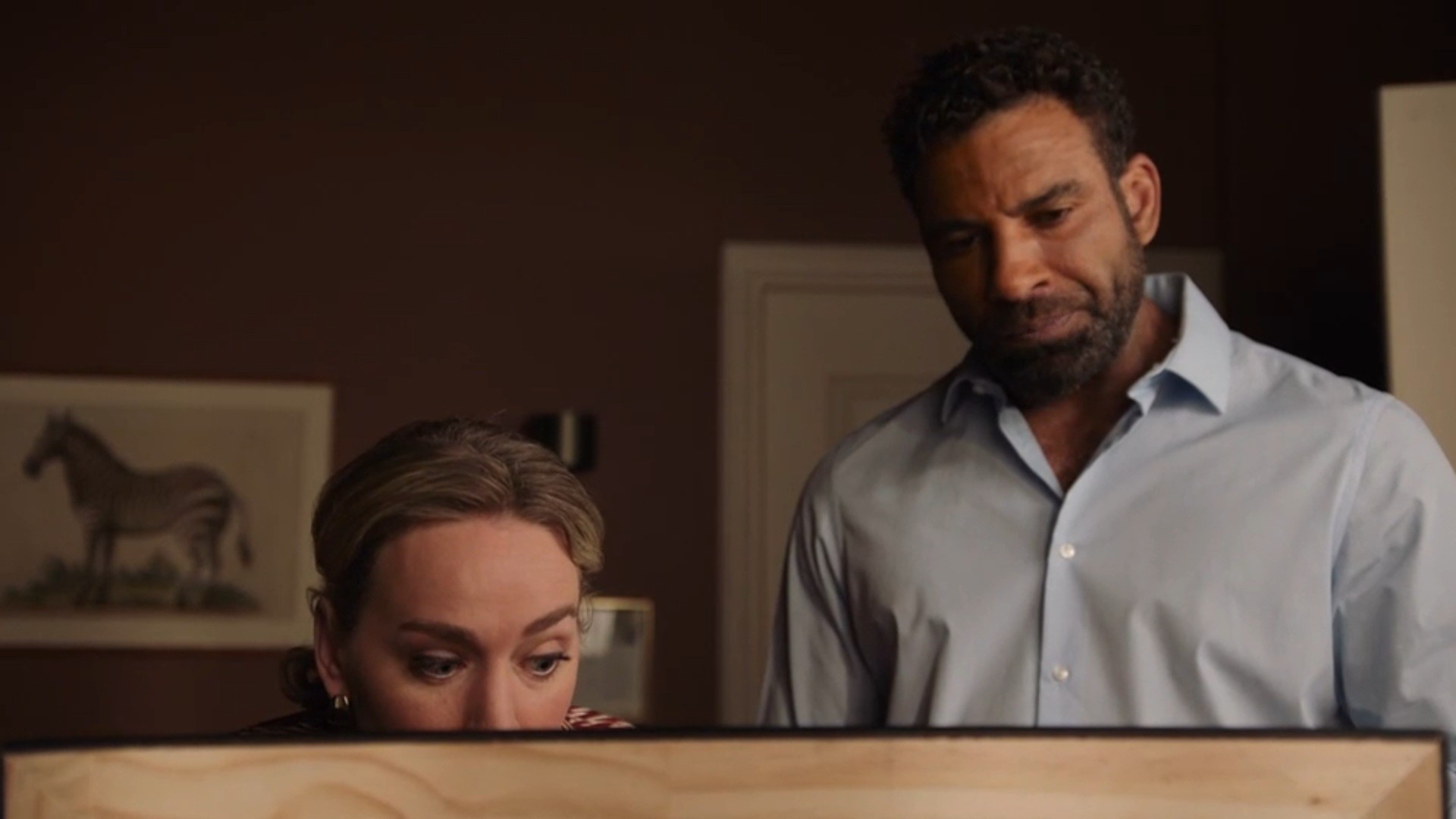 Richard geeft Henriette een replica van de Walanski